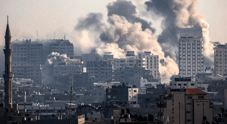 دخان يتصاعد من غزة جراء قصف الاحتلال