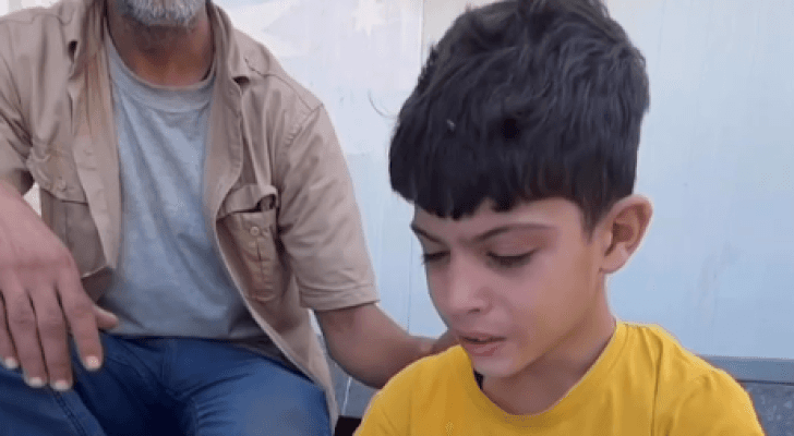 الطفل الفلسطيني وهو يبكي والده الشهيد