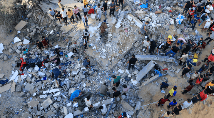 عمليا البحث عن ناجين عالقين تحت أنقاض مبنى في خان يونس في جنوب قطاع غزة.