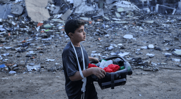 صغير فلسطيني بين ركام المنازل في قطاع غزة