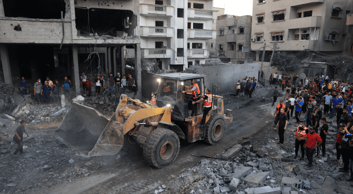 فلسطينيون فوق الانقاض في جنوب قطاع غزة
