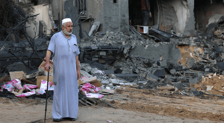 فلسطيني يقف أمام منزل مدمر في قطاع غزة