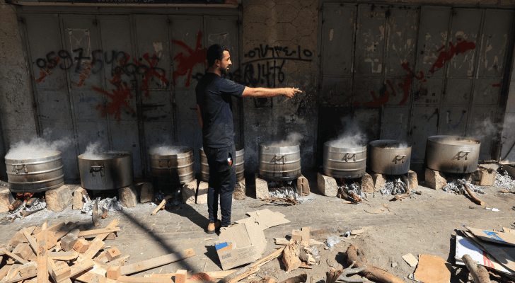 فلسطينيون يطهون طعامهم في قطاع غزة