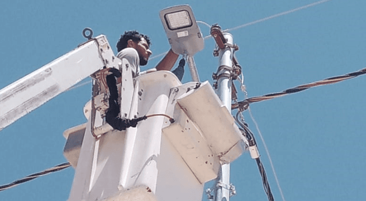 جانب من أعمال مشروع استبدال وحدات الإنارة