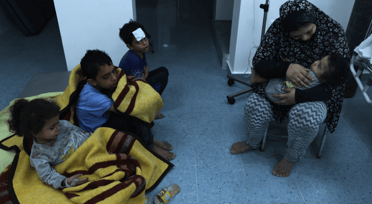 فلسطينية تعتني بأبنائها في أحد المستشفيات في قطاع غزة