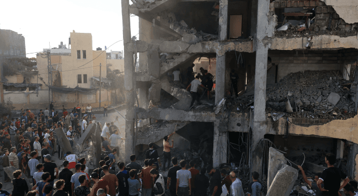 الفلسطينيون يبحثون في أنقاض مبنى بعد ضربة الاحتلال في خان يونس جنوب قطاع غزة