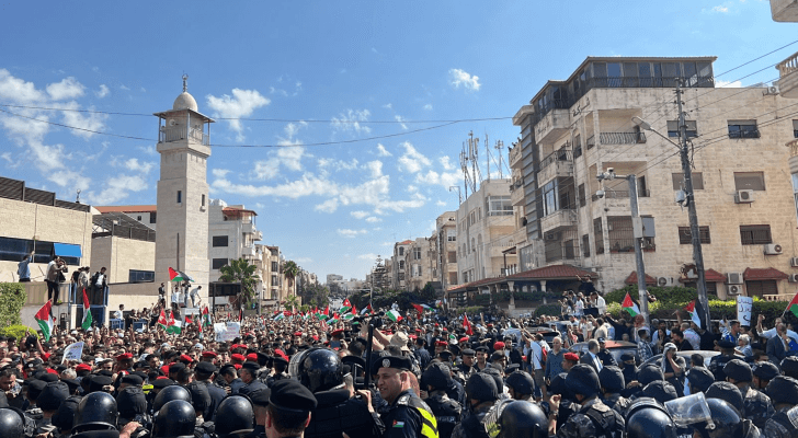 أردنيون متظاهرون قرب سفارة الاحتلال في منطقة الرابية