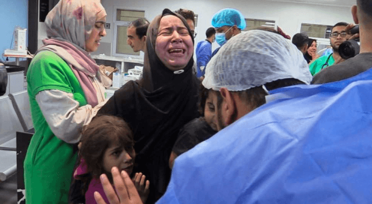 سيدة فلسطينية تبكي وجعا جراء القصف على غزة