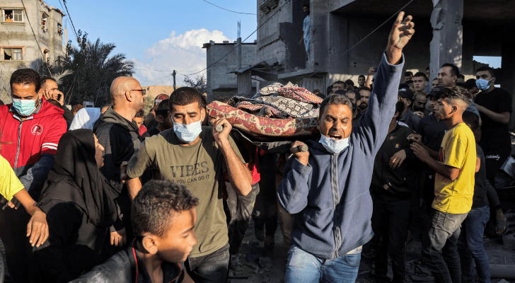 فلسطينيون يشيعون أحد الشهداء في غزة