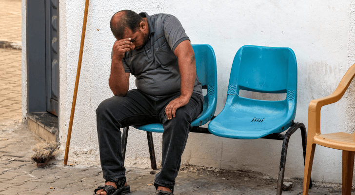 فلسطيني في باحة أحد مستشفيات قطاع غزة