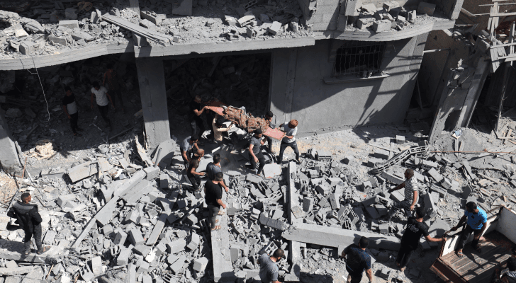 هدم عمارة في غزة جراء استهداف الاحتلال