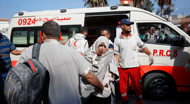 نقل مصابين في غزة جراء غارات الاحتلال