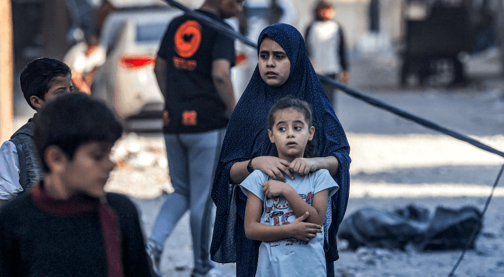 أطفال وسط الدمار الذي خلفه الاحتلال في غزة
