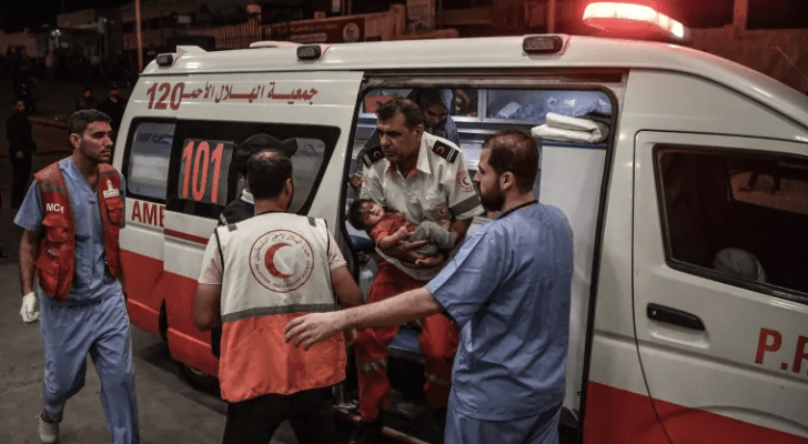 كوادر الاسعاف في غزة تسعف أحد المصابين الصغار