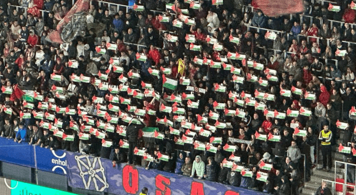 الجماهير ترفع العلم الفلسطيني