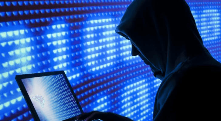 صورة تعبيرية لشخص يحمل جهاز حاسوب