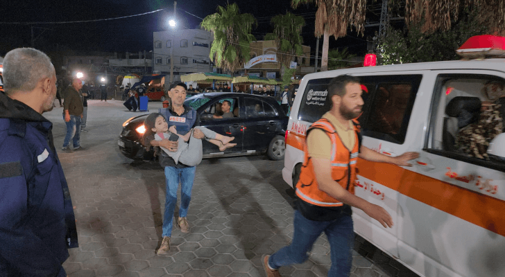الطفلة المصابة برفقة والدها