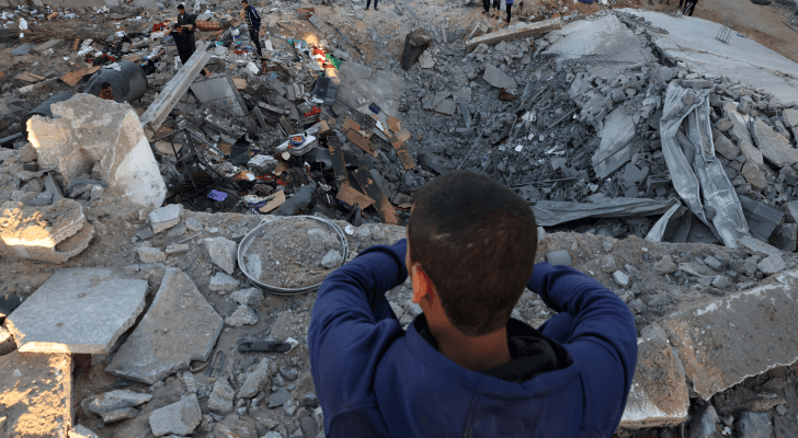 فلسطيني ينظر إلى الدمار الذي خلفه قصف الاحتلال الإسرائيلي