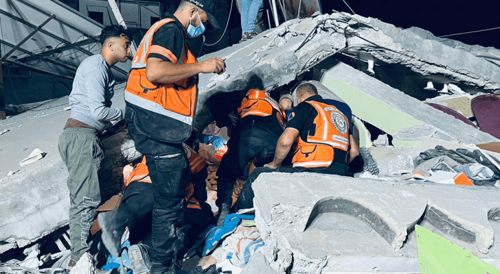 فرق الإسعاف تحاول العثور على ناجين من تحت أنقاض أحد المساجد في قطاع غزة
