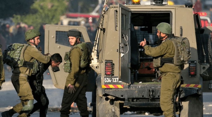 عناصر من قوات الاحتلال الإسرائيلي تعتقل فلسطينيا