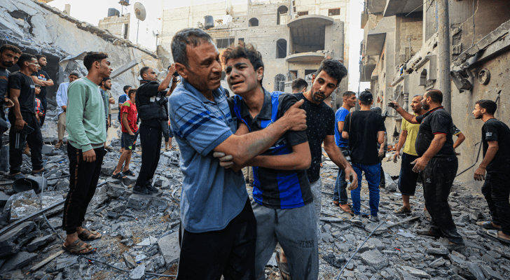 فلسطينيون عقب العدوان على قطاع غزة