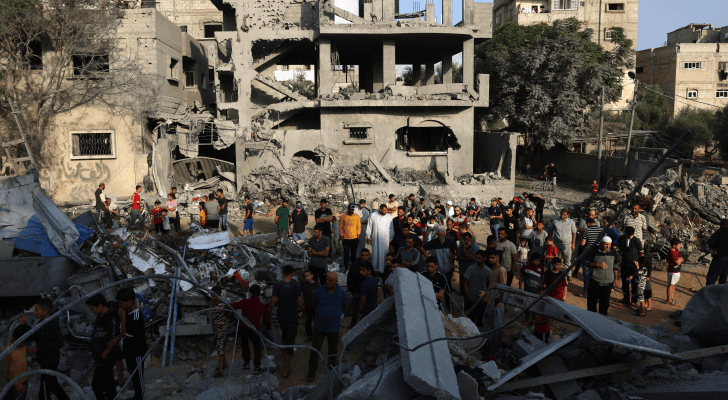 فلسطينيون فوق أنقاض منازلهم بعد قصف الاحتلال رفح في جنوب قطاع غزة