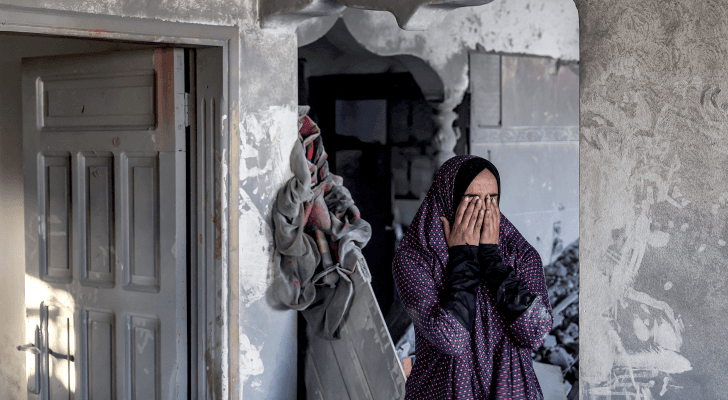 فلسطينية تبكي عقب قصف منزلها في قطاع غزة