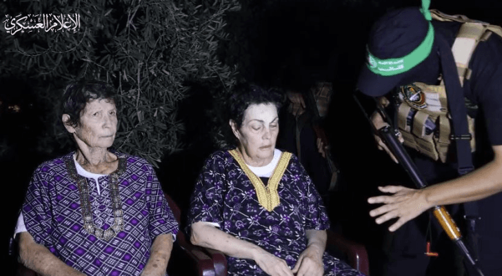 لحظة إطلاق سراح المحتجزتين نوريت يتسحاق ويوخبد ليفشيتس