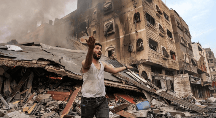 فلسطيني يصرخ من ألم الدمار وقراق الذي خلفه قصف الاحتلال