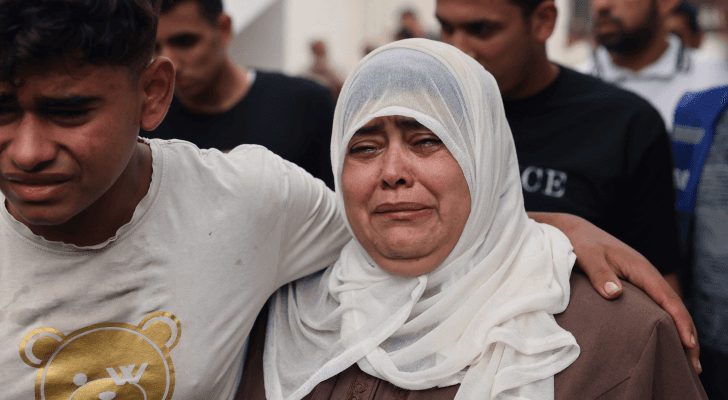 فلسطينية تبكي عقب قصف منزلها في قطاع غزة