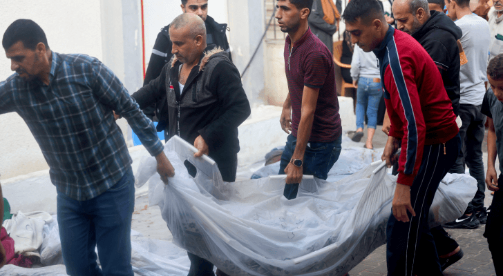 فلسطينيون في غزة يحملون جثمان شهيد