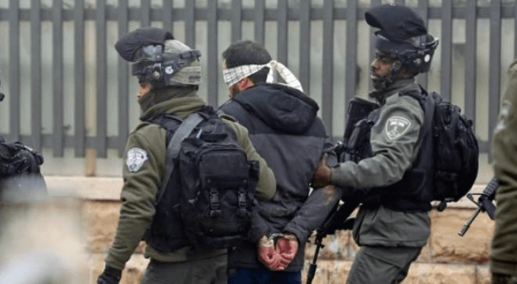 قوات من الاحتلال الإسرائيلي أثناء اعتقالها فلسطينيا