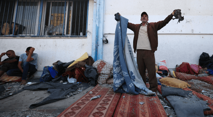 فلسطينيون لاجئون في إحدى المدارس التابعة للأونروا في قطاع غزة