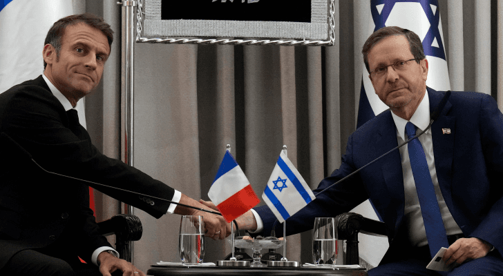 رئيس كيان الاحتلال إسحق هرتسوغ والرئيس الفرنسي إيمانويل ماكرون