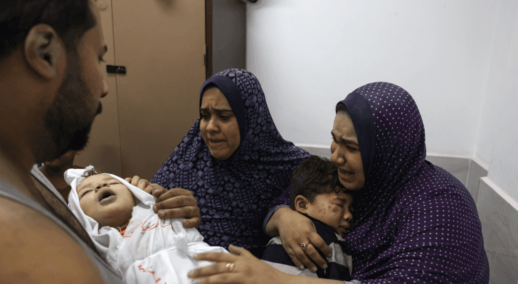 فلسطينيتان تبكيان لاستشهاد طفل بقصف الاحتلال الإسرائيلي في غزة