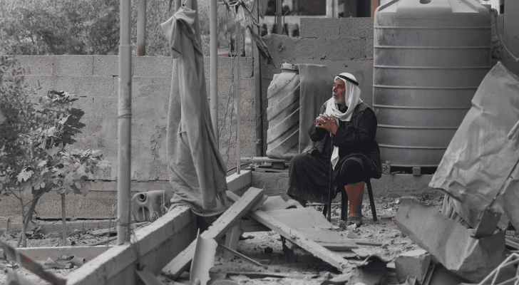 مسن فلسطيني يجلس على أنقاض منزل هفي قطاع غزة عقب قصفه من قبل الاحتلال الإسرائيلي