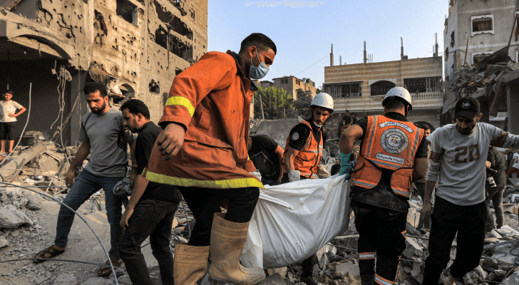 فلسطينيون يحملون أحد الشهداء قصف الاحتلال الإسرائيلي منزله في غزة