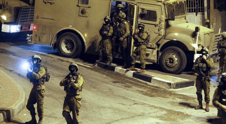 قوات الاحتلال تطلق النار صوب الفلسطينيين