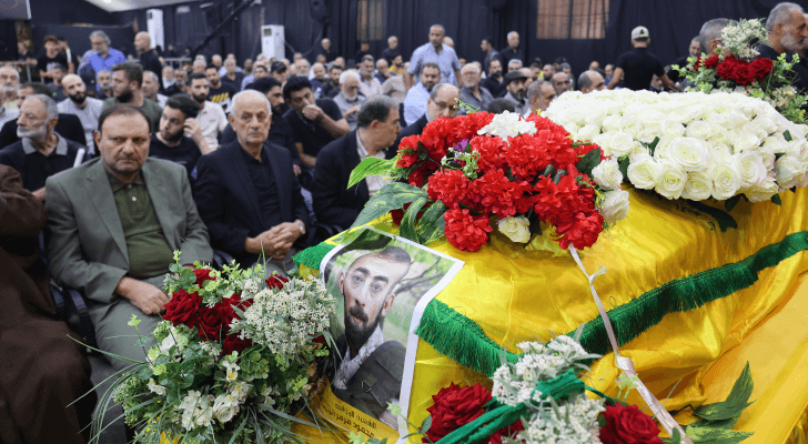 مشيعون يحضرون جنازة أحد مقاتلي حزب الله الذي استشهد باستهداف من قبل قوات الاحتلال