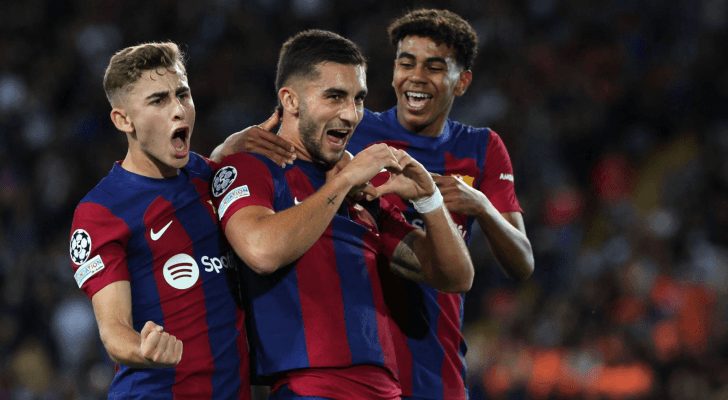 لاعبو برشلونة يحتفلون بهدف