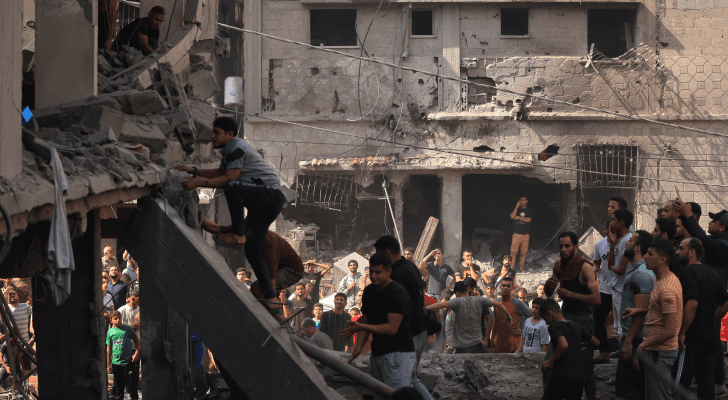 فلسطينيون عقب قصف الاحتلال الإسرائيلي لمنازلهم في قطاع غزة
