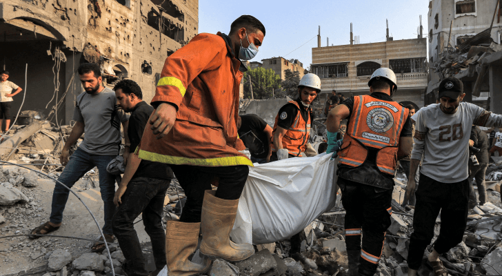 لحظة انتشال جثة أحد الشهداء من تحت الأنقاض في قطاع غزة