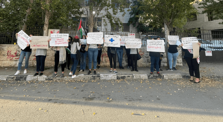 فلسطينيون محتجون أمام مقرالصليب الأحمر في مدينة البيرة في رام الله