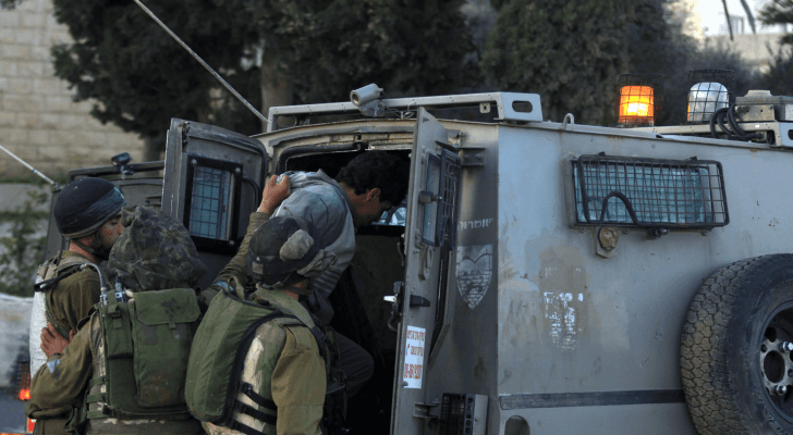 عناصر من قوات الاحتلال الإسرائيلي تعتقل فلسطينيا