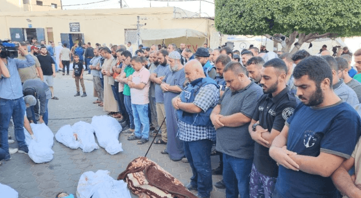 الصحفي وائل الدحدوح وفلسطينيون أثناء صلاة الجنازة