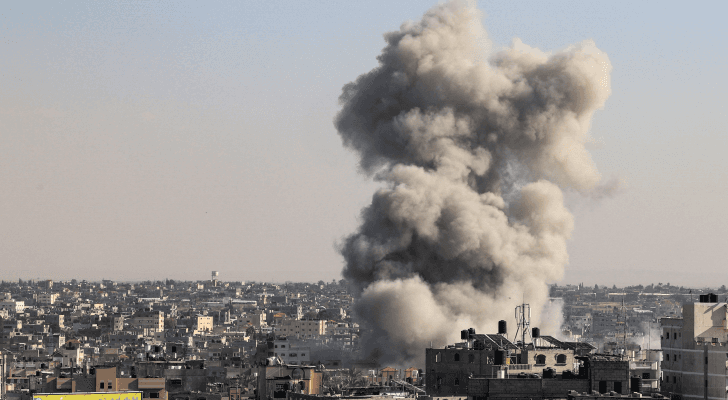 غارة للاحتلال على أحد المباني في رفح بقطاع غزة