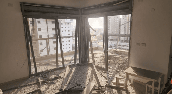 صاروخ للمقاومة يصيب إحدى الشقق في عسقلان المحتلة
