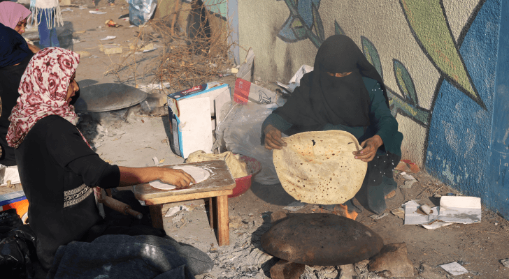 سيدات فلسطينيات يصنعن الخبز في قطاع غزة