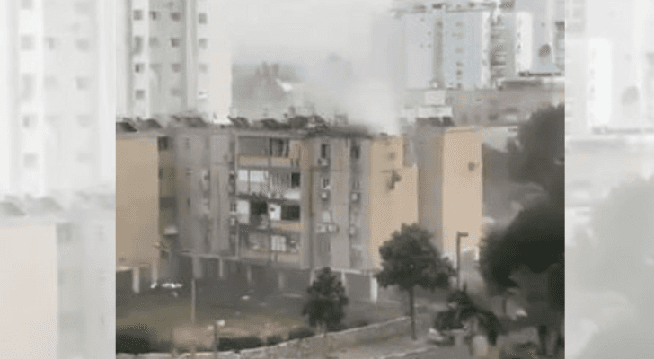 الصورة من القصف الذي أصاب مبان في تل أبيب