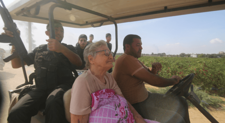 لحظة أسر مدنية من تل أبيب من قبل مقاتلي كتائب القسام في غزة